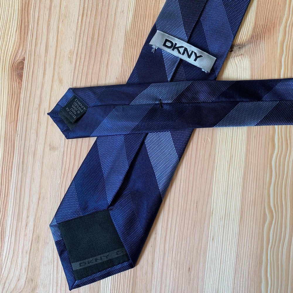 DKNY 100% silk tie